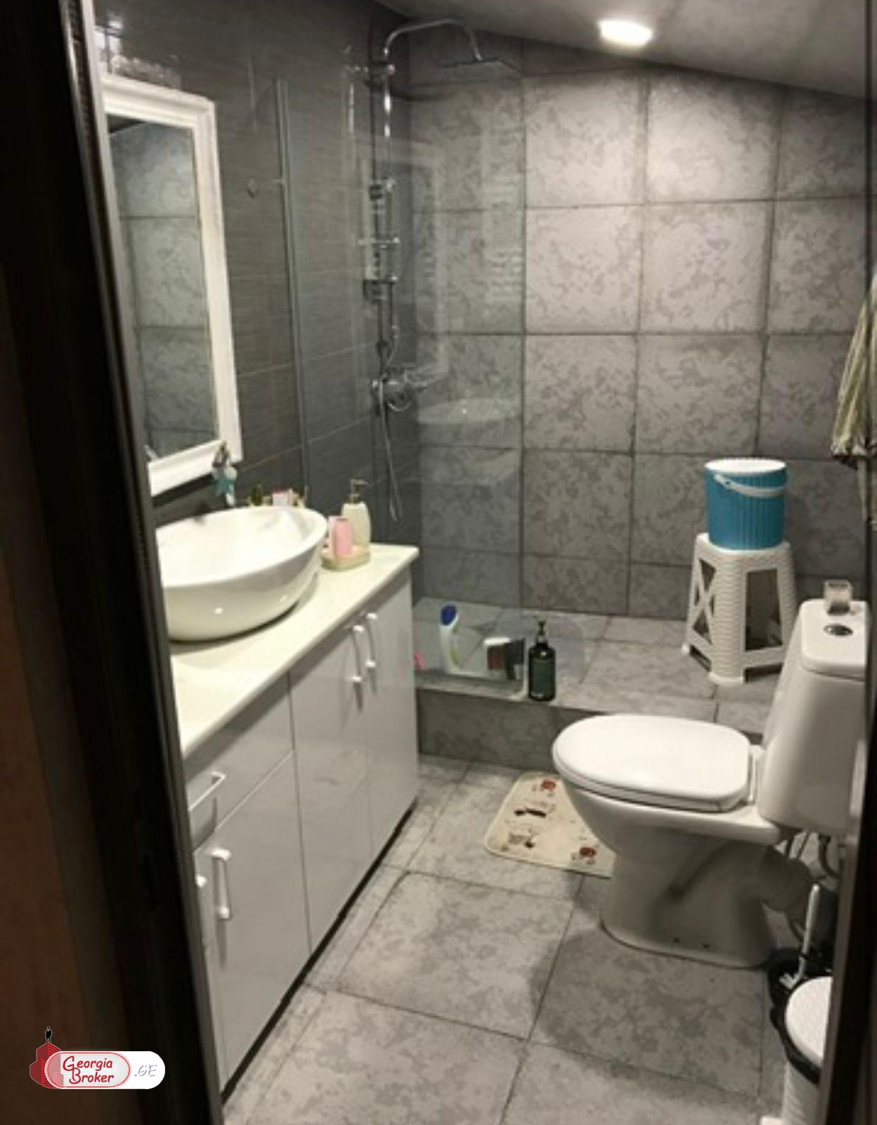 იყიდება ახალი გარემონტებული 5 ოთახიანი ბინა